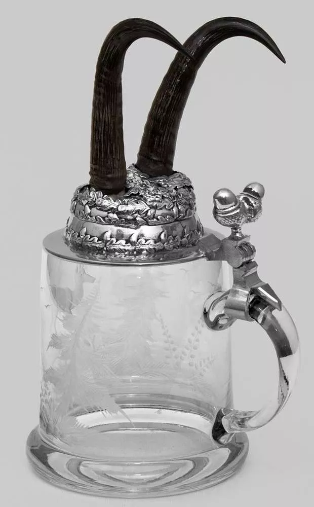 Пивная кружка с рожками серны с гравировкой