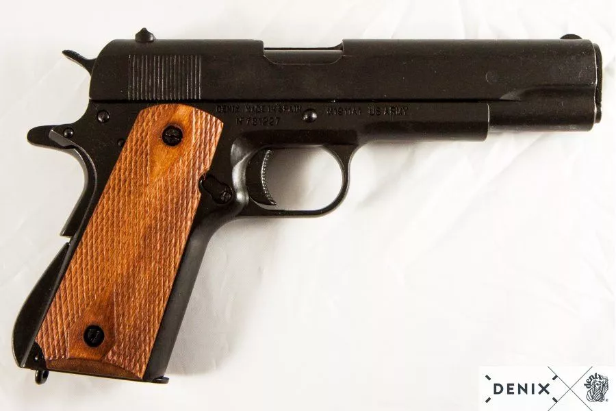 Пистолет автоматический М1911А1,  США Кольт, 1911 г. черненый (с деревянными накладками на рукоять)