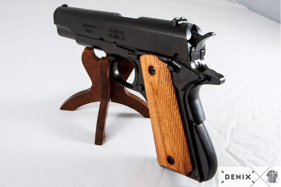 Пистолет автоматический М1911А1,  США Кольт, 1911 г. черненый (с деревянными накладками на рукоять)