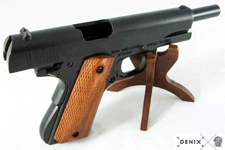 Пистолет автоматический М1911А1,  США Кольт, 1911 г. черненый (с деревянными накладками на рукоять)