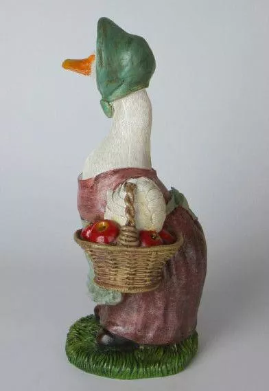 Фигурка садовая Гусыня с яблоками