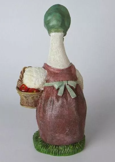 Фигурка садовая Гусыня с яблоками