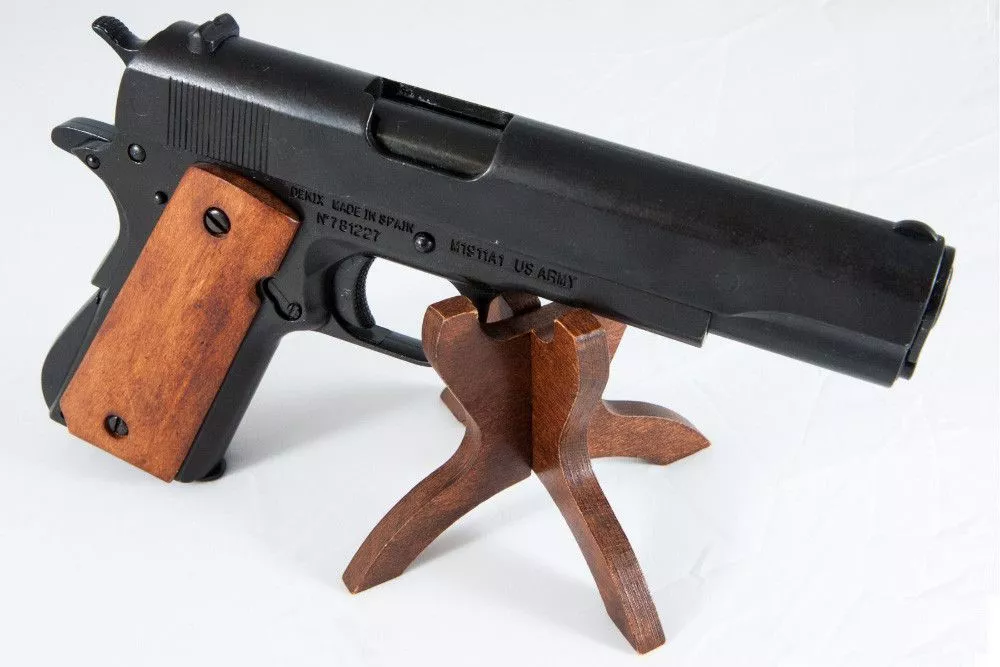 Пистолет автомат Кольт-45, 1911 г. с деревянными накладками