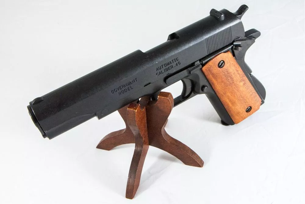 Пистолет автомат Кольт-45, 1911 г. с деревянными накладками