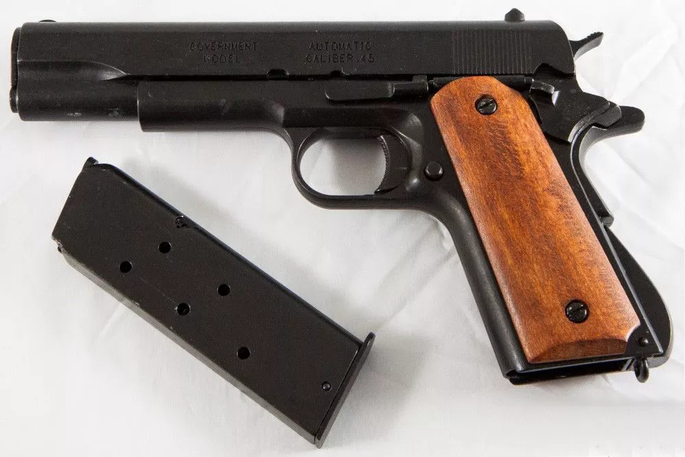 Пистолет автомат Кольт-45, 1911 г. с деревянными накладками