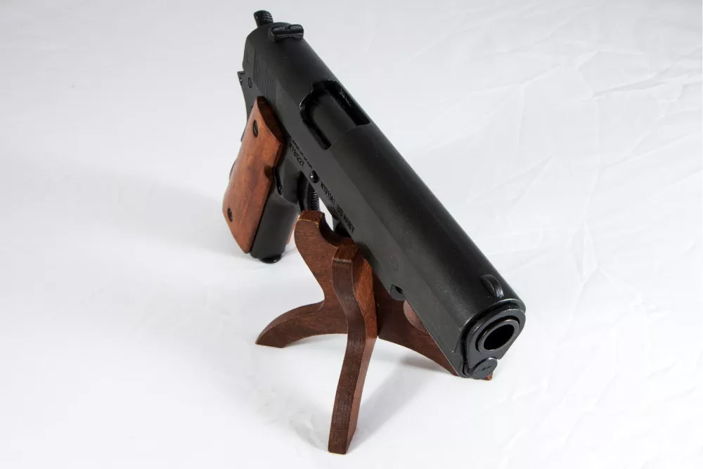 Пистолет автомат Кольт-45, 1911 г. с деревянными накладками
