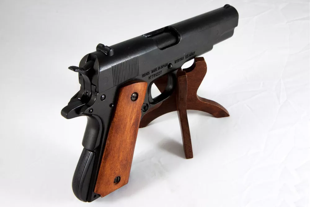 Пистолет автомат Кольт-45, 1911 г. с деревянными накладками